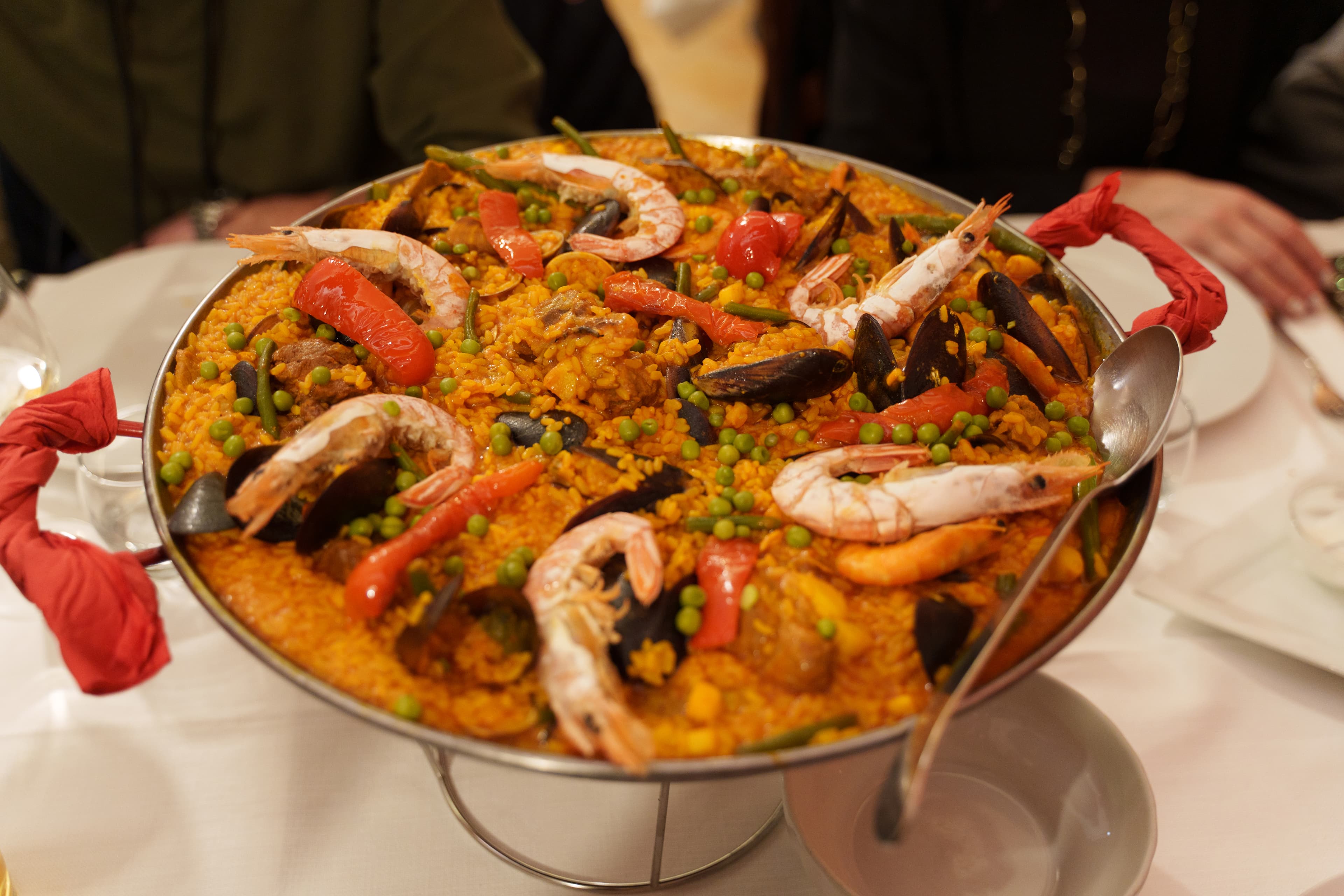 Paella Valenciana di El Caracol su alzata — piatto signature