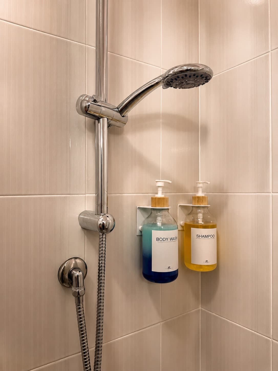 Doccia con body wash e shampoo