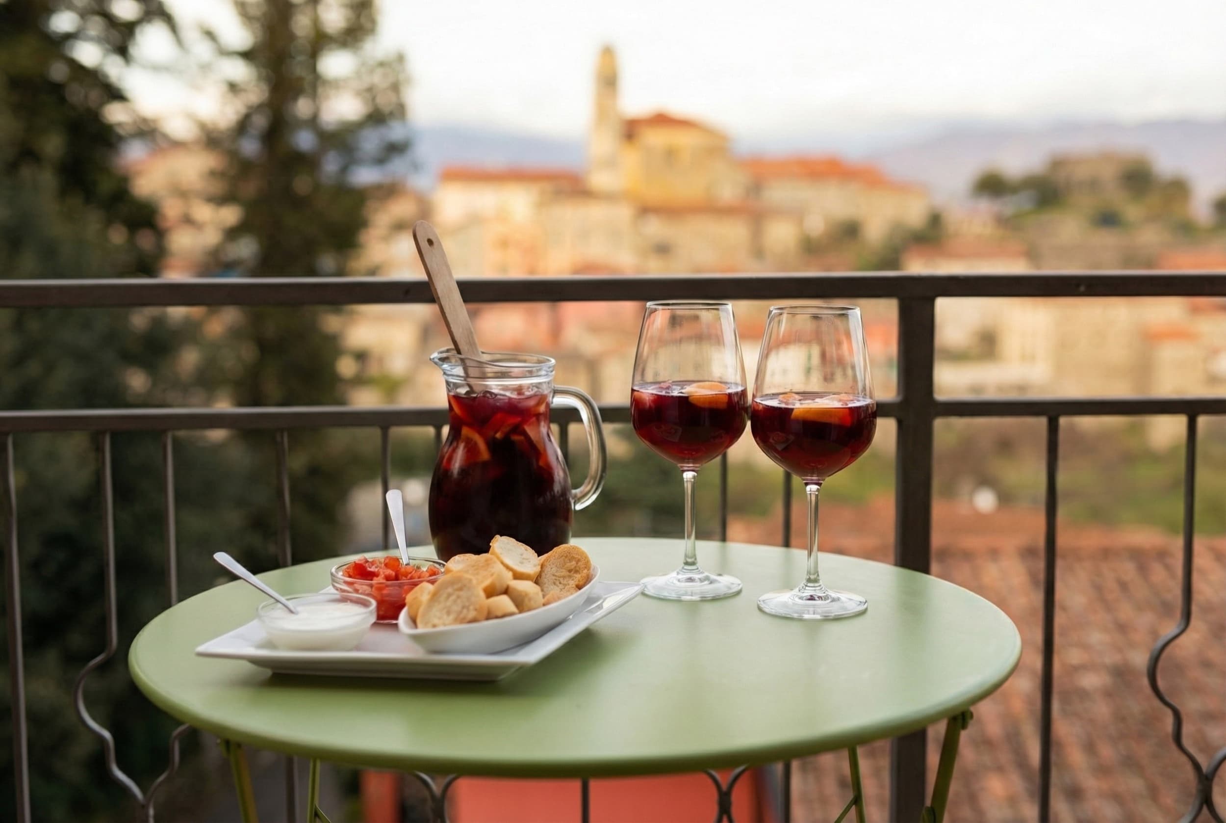 Aperitivo in balcone con vista sul borgo