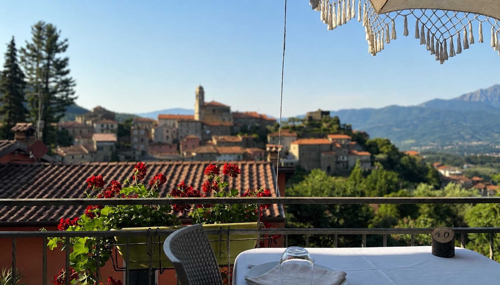 Terrazza con vista sul borgo al tramonto