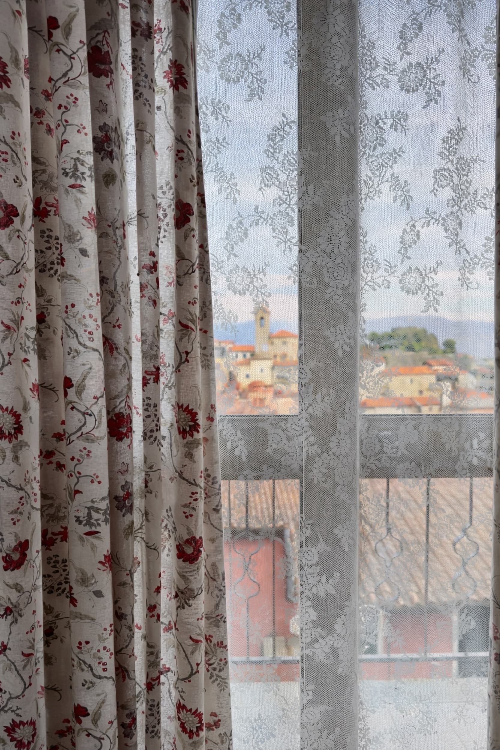La camera con vista sul borgo dalla finestra