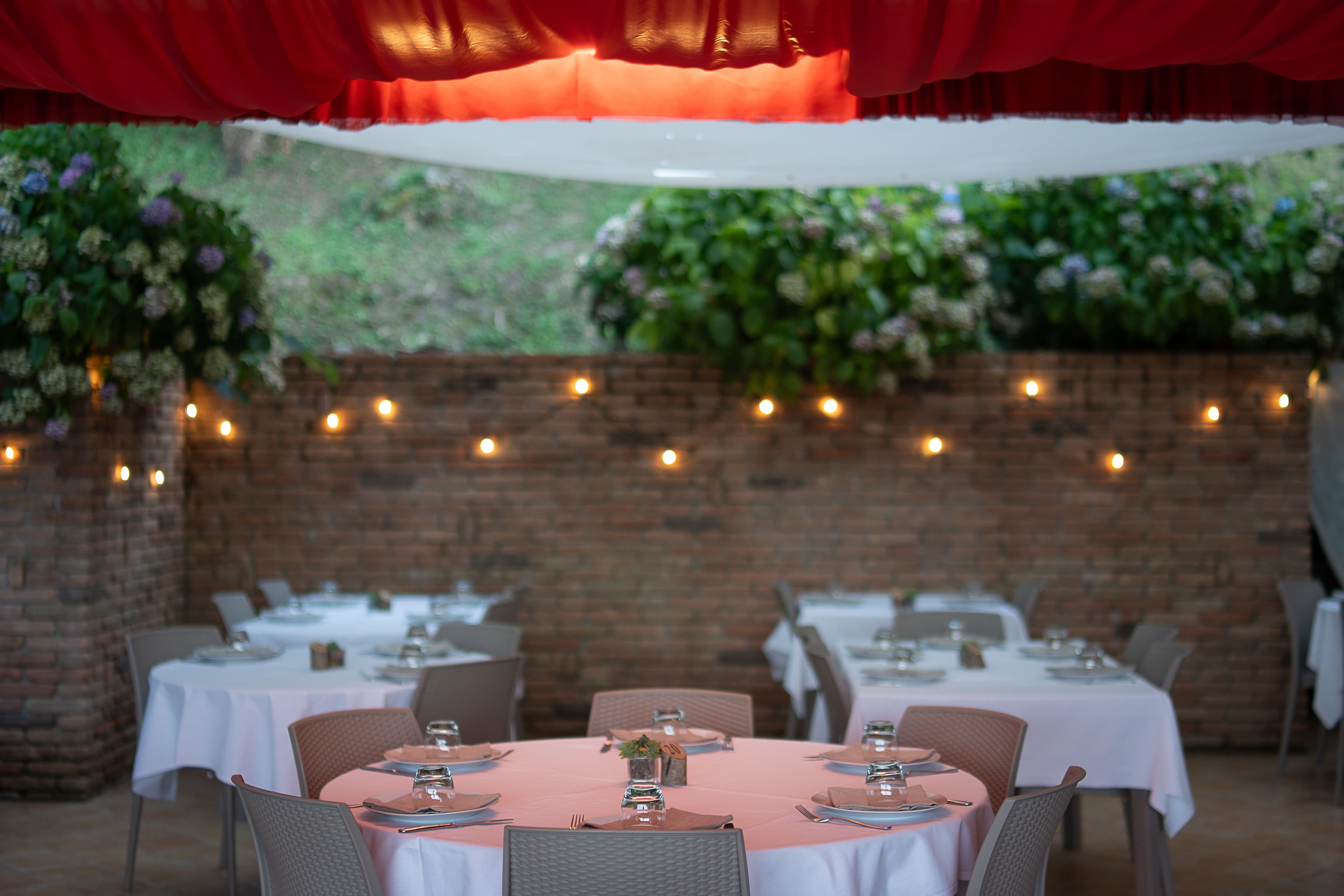 Tavolo apparecchiato in terrazza — atmosfera serale