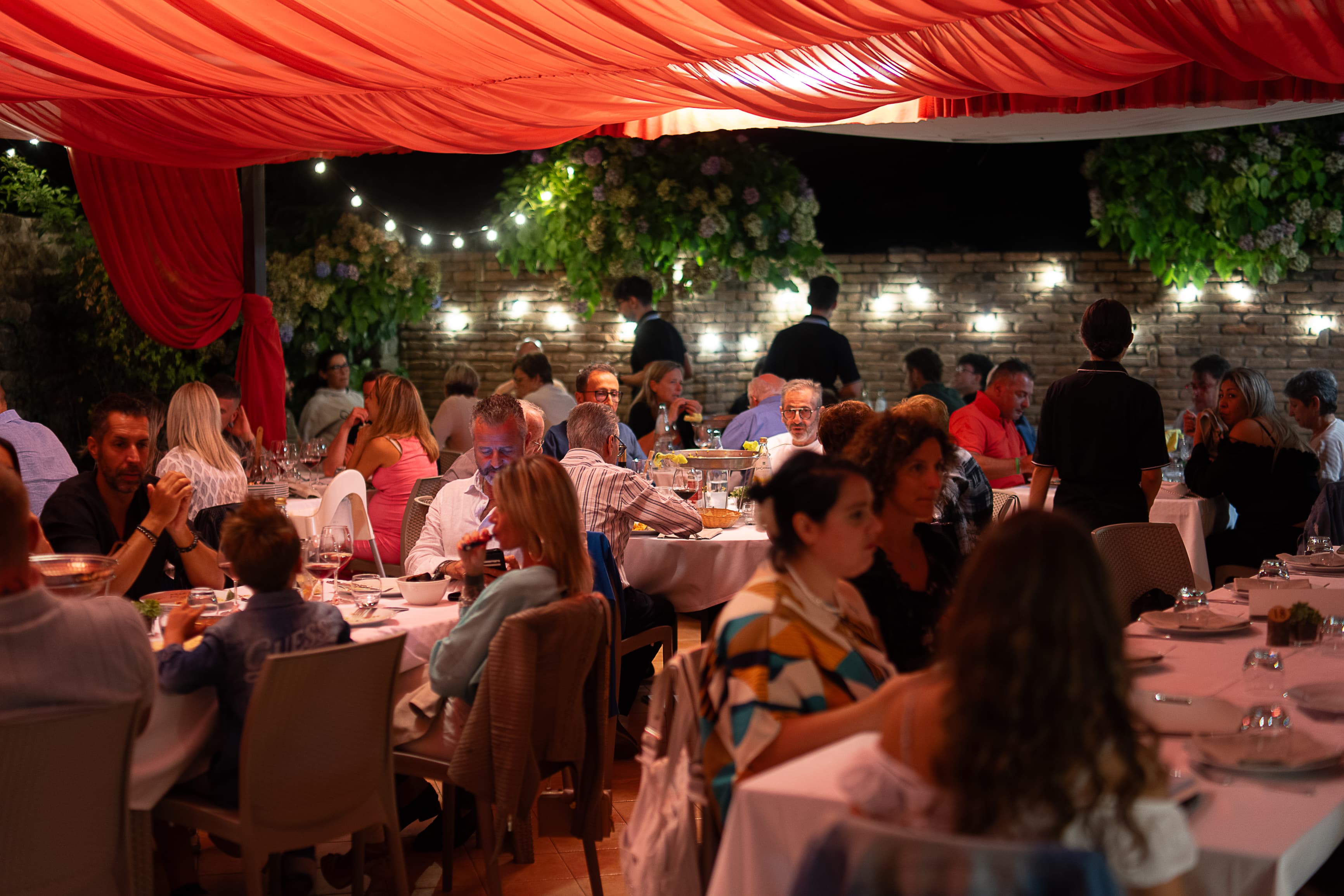 La terrazza di El Caracol piena di ospiti — atmosfera del ristorante