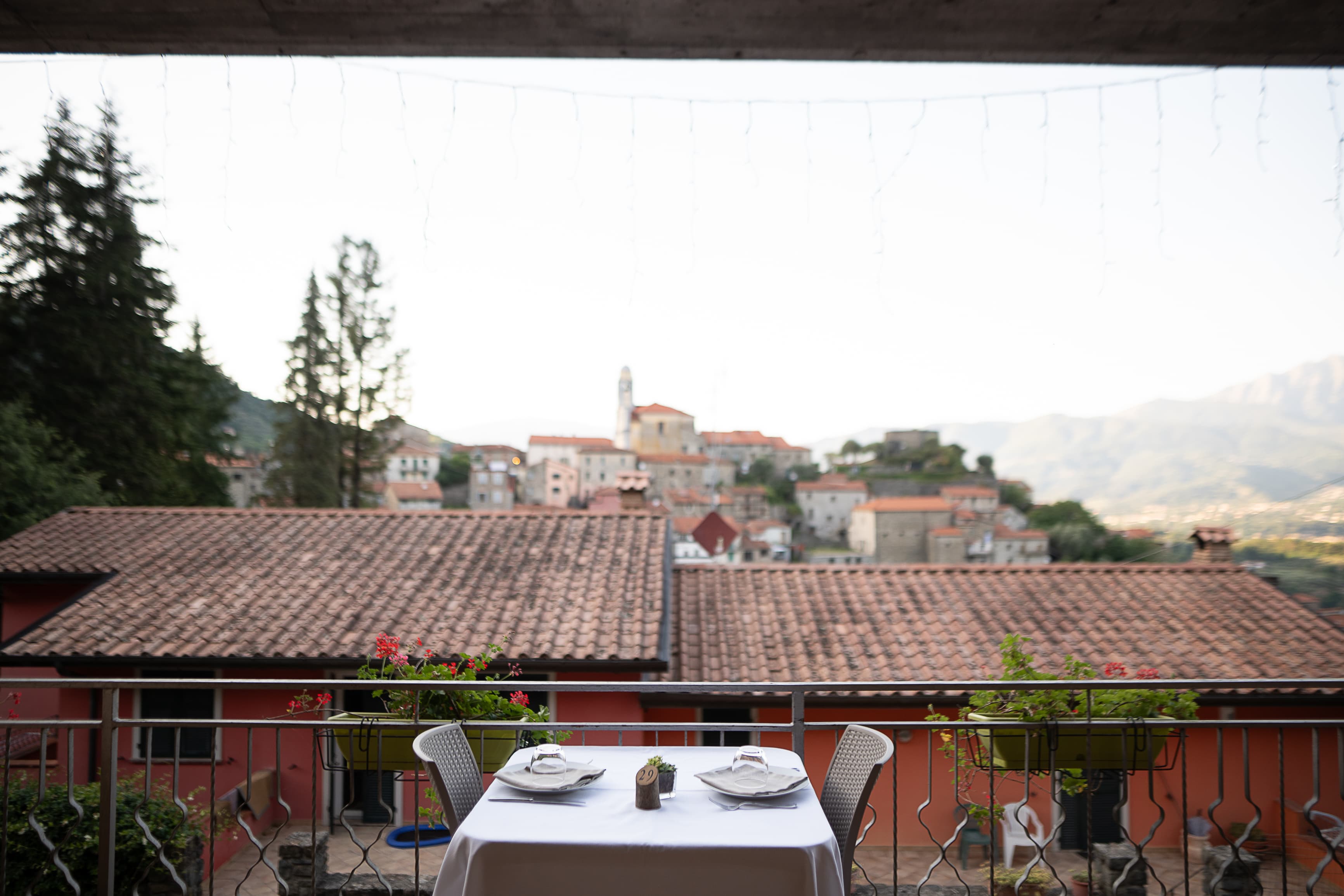 Vista sul borgo di Mulazzo dalla terrazza di El Caracol