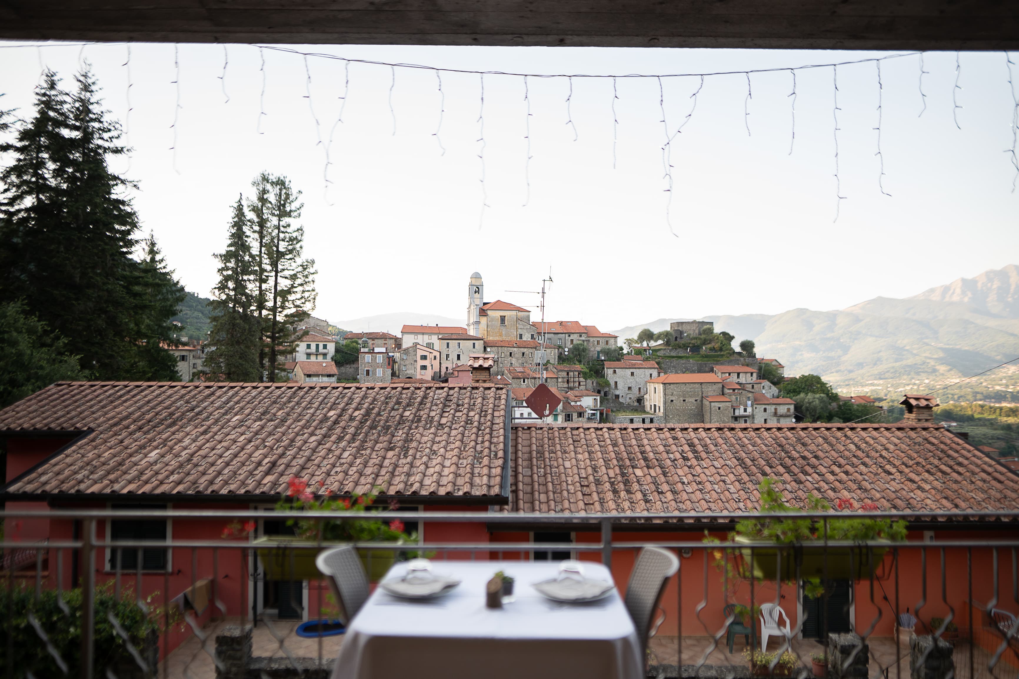 Borgo medievale della Lunigiana arroccato sulla collina