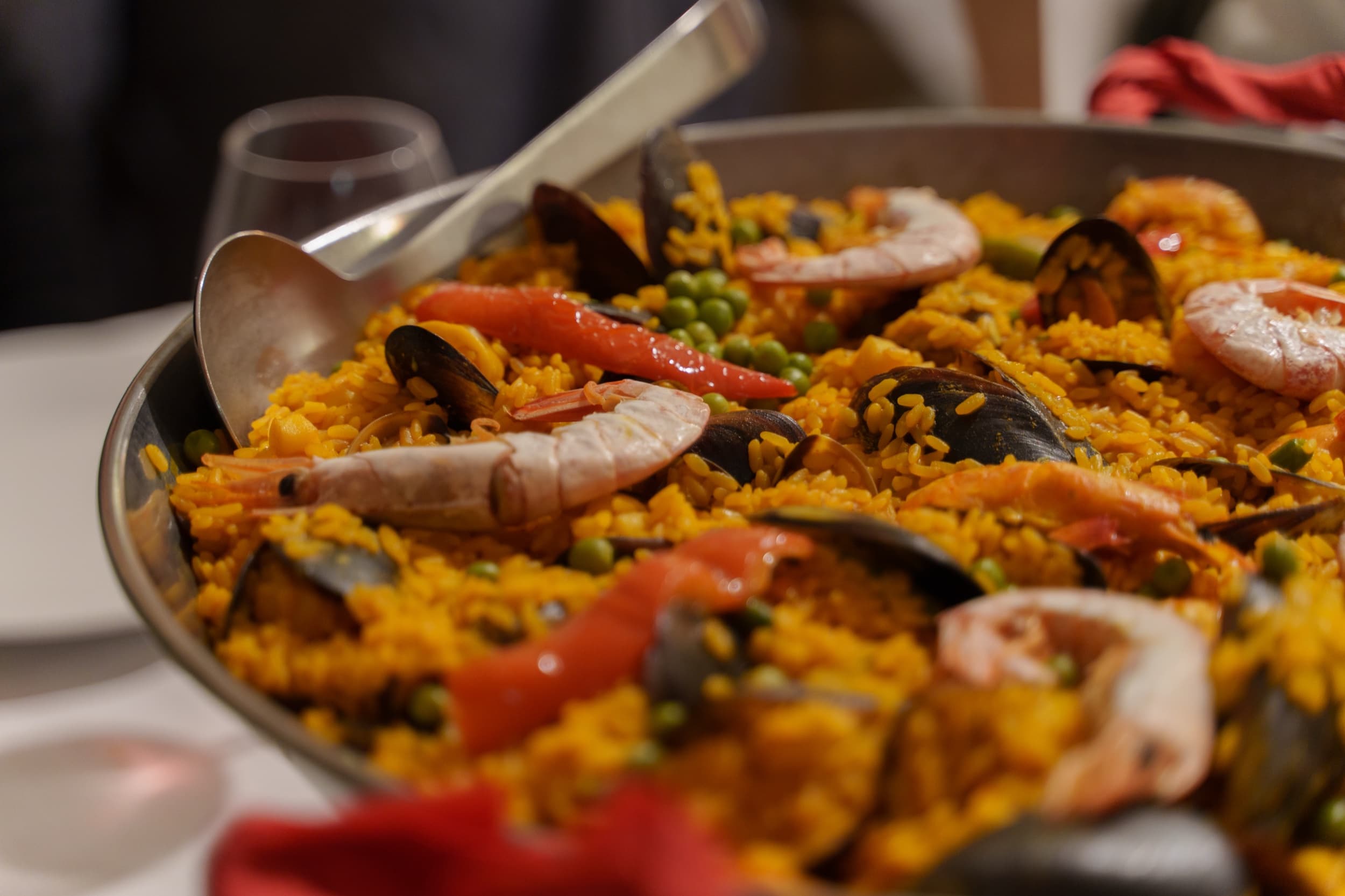 La paella di El Caracol in primo piano