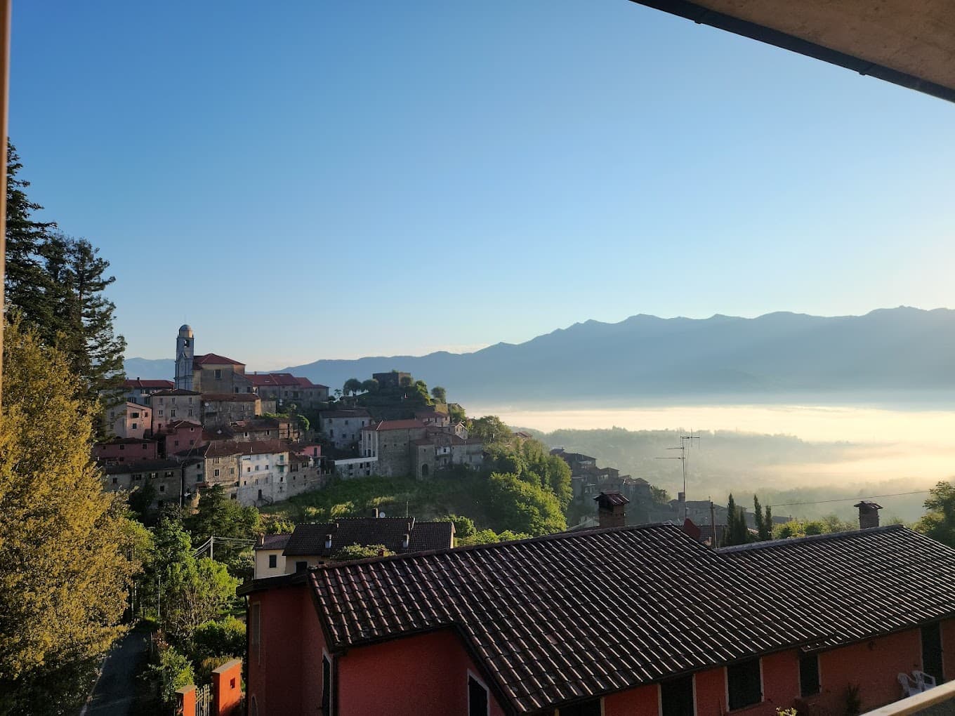 Vista sul borgo medievale di Mulazzo all'alba — Hotel El Caracol, Lunigiana